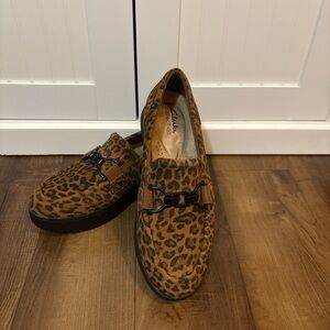Clarks Collection Leopard Print Loafers Size 9 Comfort Slip On Flats